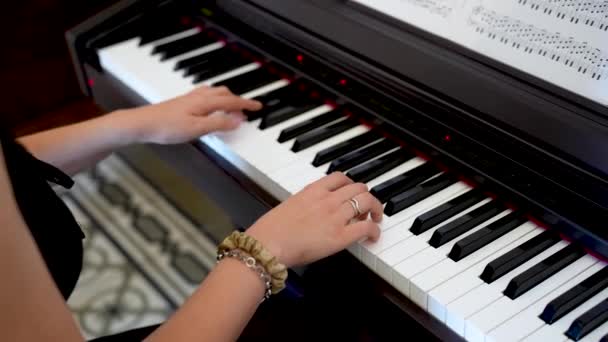 Kecses Kezek Közeli Kép Zongorista Manikűrös Ujjaival Játszik — Stock videók