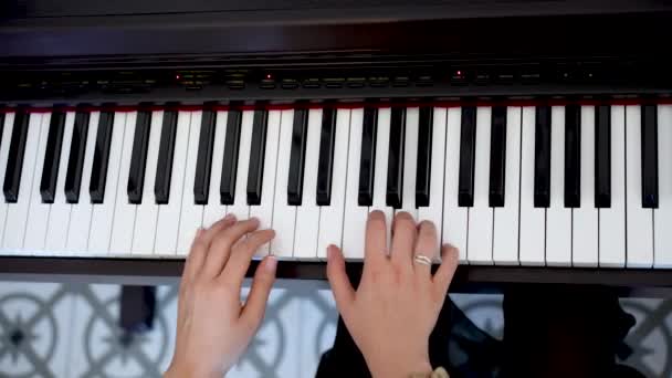 Elegáns Zongoraelőadás Fiatal Zongorista Klasszikus Dallamokat Játszik — Stock videók