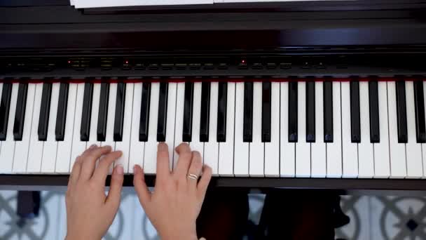 Mladý Klavírista Mistrovsky Provádí Klasické Skladby Klavíru — Stock video