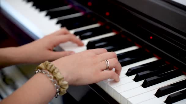 Klasik Piyano Ustası Genç Fade Eden Parmak Uçlarına Sahip Virtüöz — Stok video