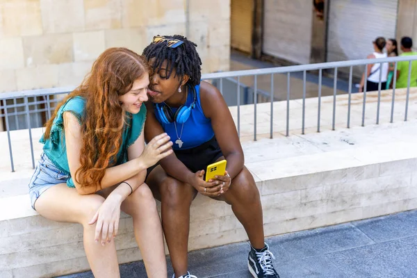 Multiethnisches Konzept Multi Ethnische Freundinnen Verbinden Sich Glücklich Über Soziale — Stockfoto