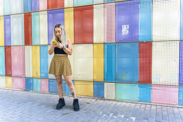 Девушка Колледжа Lgtbi Современная Татуированная Девушка Смотрит Мобильный Телефон Красочной — стоковое фото