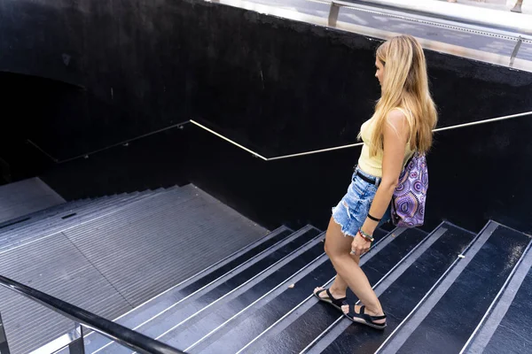 Chica Rubia Moderna Entrando Entrada Del Metro —  Fotos de Stock
