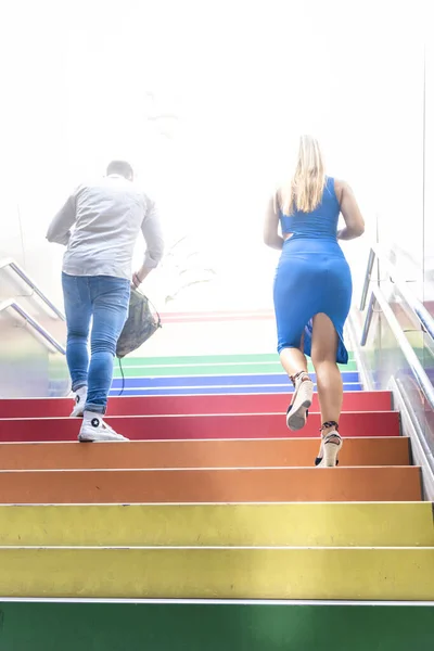 Жених Невеста Выходят Метро Цветной Лестнице Концепция Лгбт — стоковое фото