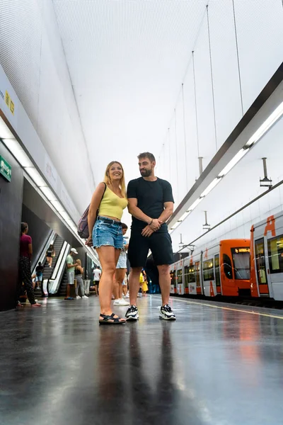 Pareja Feliz Esperando Para Tomar Metro — Foto de Stock