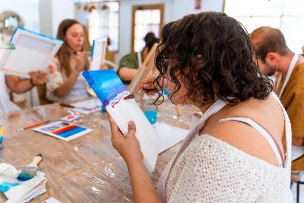Kunst Und Wein Workshop Junges Mädchen Trägt Farbe Auf Das — Stockfoto