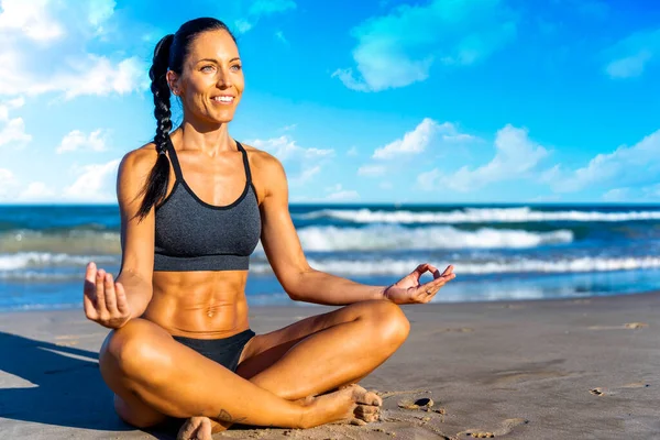 Jonge Vrouw Die Buiten Yoga Beoefent Harmonie Zelfzorg Mindfulness Meditatie — Stockfoto