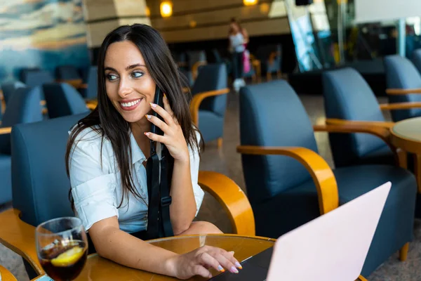 Bizneswoman Telefon Podczas Oczekiwania Następny Lot — Zdjęcie stockowe