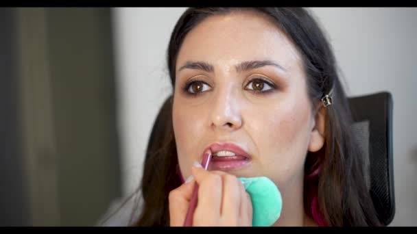 Artista Maquillaje Pintando Los Labios Cliente — Vídeo de stock