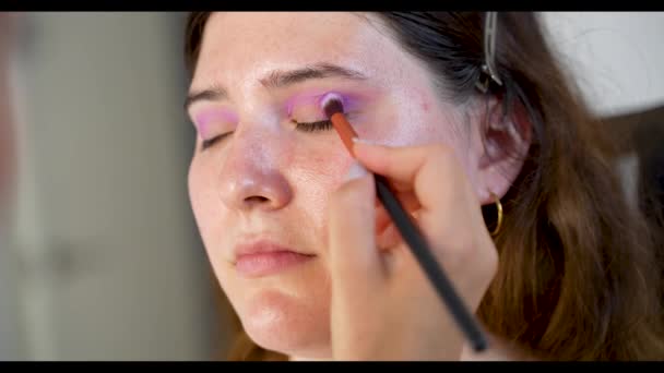 化妆画家用画笔画女孩的眼睛 — 图库视频影像