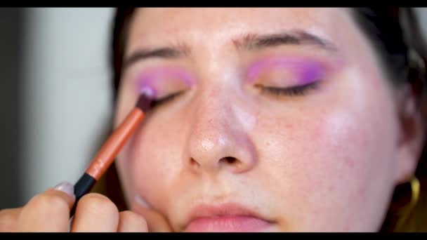 Maquillaje Artista Pintura Chica Ojos Con Cepillo — Vídeo de stock