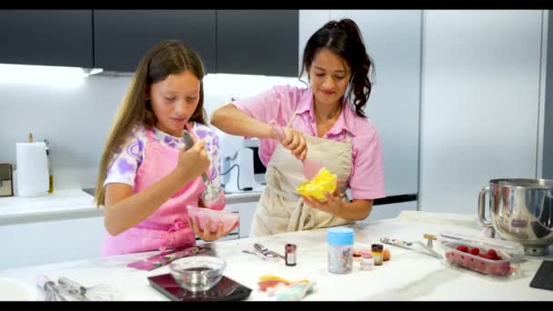 Madre Hija Cocinando Pastel Juntas Casa — Vídeos de Stock