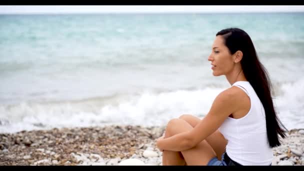 Μεσήλικας Κορίτσι Κάθεται Μια Βραχώδη Παραλία Χαλαρώνοντας Κοιτάζοντας Θάλασσα — Αρχείο Βίντεο