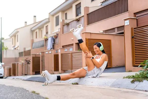 Joven Mujer Poniendo Patines Patinando Ciudad Urbana — Foto de Stock