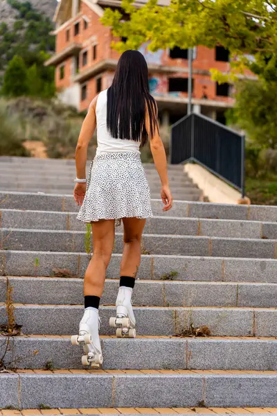 Niña Subiendo Escaleras Con Patines — Foto de Stock