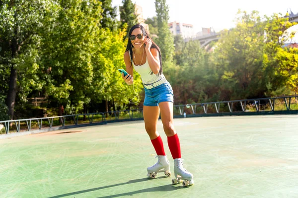 Mooi Meisje Rolschaatsen Ochtend Stad — Stockfoto