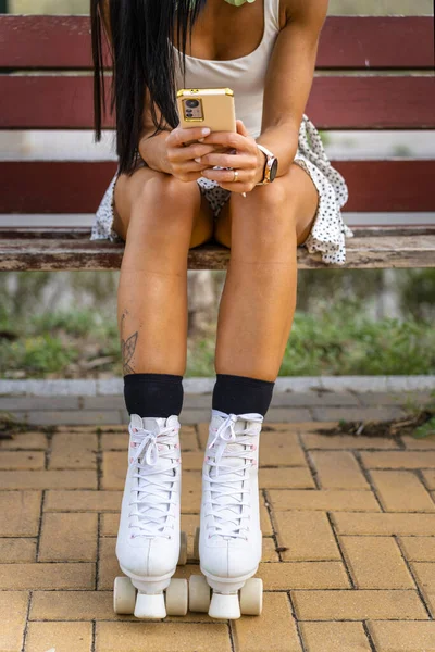 Chica Joven Con Patines Sentada Banco Descansando Mirando Teléfono Celular — Foto de Stock
