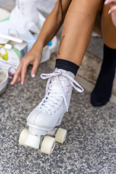 Vrouwen Schaatsen Stad Meisje Gaat Rolschaatsen Zittend Vloer — Stockfoto