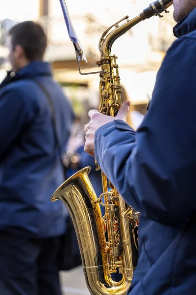 Rüzgar enstrümanı müzik grubu sokakta müzik yapıyor..