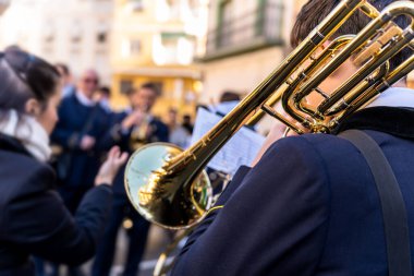 Rüzgar enstrümanı müzik grubu sokakta müzik yapıyor..