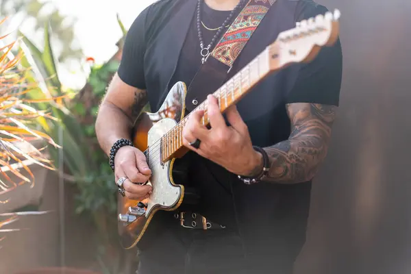 屋外でエレクトリックギターを演奏するヒップスターギタリスト ストック写真