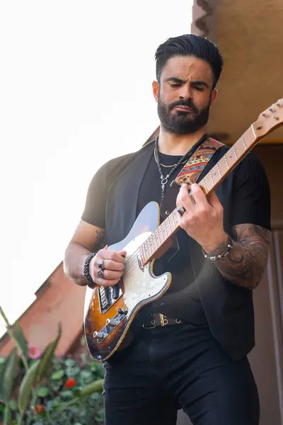 Guitarrista Hipster Tocando Una Guitarra Eléctrica Aire Libre Imagen de stock