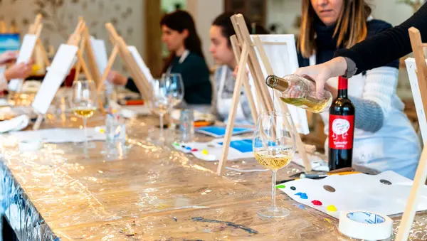 アートとワインのワークショップ 絵画クラスでワインを楽しむ ストック画像