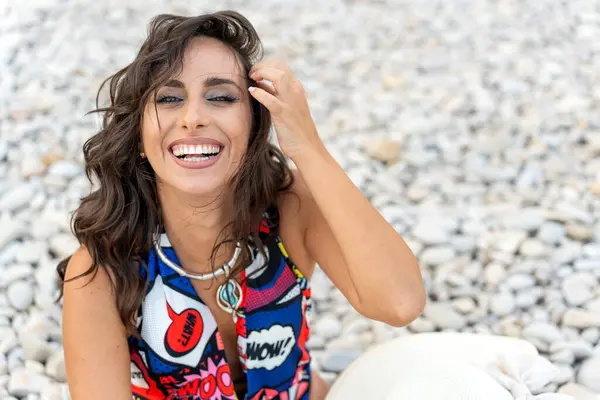 Chica Joven Con Traje Baño Cómico Sonriente Alegre Durante Sus Imágenes de stock libres de derechos