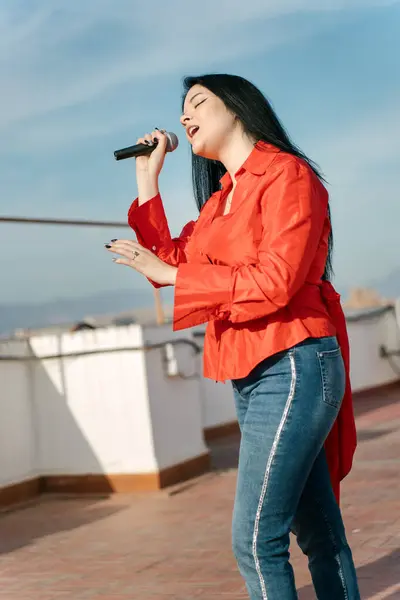 建物の屋上で歌っている現代のコロンビアの歌手 ストックフォト