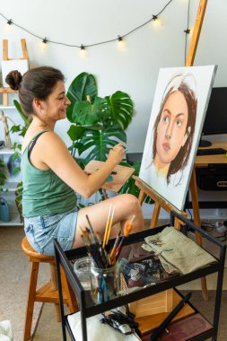 Konsantrasyon ve beceriyle kadın ressam