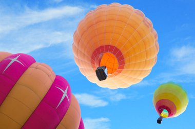 güzel mavi gökyüzü ve bulut ile renkli sıcak hava balonu