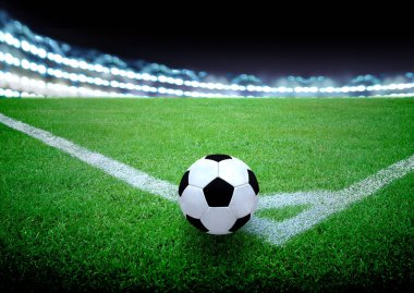 futbol sahası ve parlak ışıklar