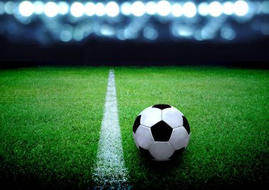 futbol sahası ve parlak ışıklar