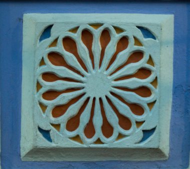 Tarihi binaların ve prizlerin detayları. Pencereler, kapılar ve eski katlar.