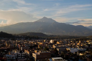 Cotacachi Volkanı, Ekvador, Otavalo şehriyle
