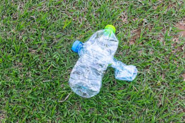 Esrar arka planında kullanılmış plastik şişeler. Ezilmis plastik sise, atık kirliligi konsepti. Çevre koruma kavramı. Çöpü tekrar kullan, Dünya Su Günü.