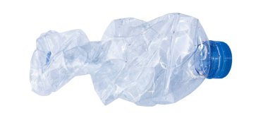 Beyaz arka planda kullanılmış plastik şişeler. Ezilmis plastik sise, atık kirliligi konsepti. Çevre koruma kavramı. Çöpü tekrar kullan, Dünya Su Günü.