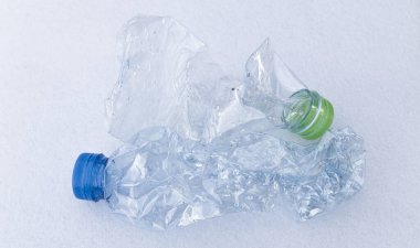 Beyaz arka planda kullanılmış plastik şişeler. Ezilmis plastik sise, atık kirliligi konsepti. Çevre koruma kavramı. Çöpü tekrar kullan, Dünya Su Günü.