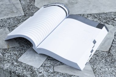 Masa arkasına Pad yazılıyor. dizüstü bilgisayar kağıdı.