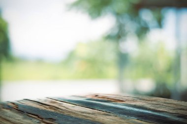 bulanık doğa zemin üzerinde ahşap boş. Ahşap masa üstü. görüntülemek için kullanılan olabilir veya ürün montaj