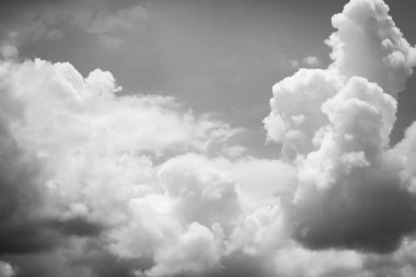 Siyah arkaplanda beyaz panorama bulutu. Geniş gökyüzü ve kara bulutlar.