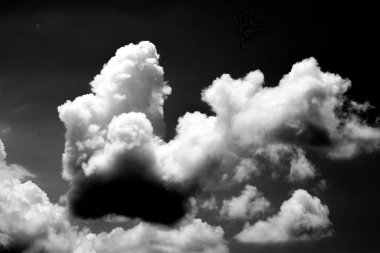 Siyah arkaplanda beyaz panorama bulutu. Geniş gökyüzü ve kara bulutlar.