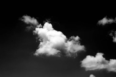 Siyah arka planda beyaz bulut. Geniş gökyüzü ve kara bulutlar.