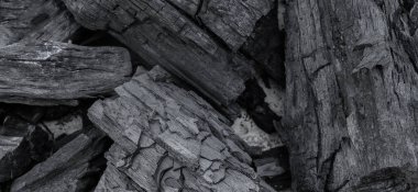 Kömür dokusu arka planının yüzeyi. Tahta, kemik ya da diğer organik maddeler havanın yokluğunda ısıtıldığında elde edilen gözenekli siyah bir karbon formu..