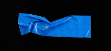 Mavi arka planda mavi bant. Yırtılmış yatay ve farklı boyutlarda mavi yapışkan bant, yapışkan parçalar..