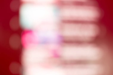 Bulanık renkli gökkuşağı kristal ışığı siyah arkaplanda sızıyor. Odaklanamayan soyut çok renkli retro film lensi işaret fişeği analog fotoğraf örtüsü ya da ekran filtresi efekti. Parlak Vintage prizma renkleri.