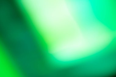 Bulanık renkli gökkuşağı kristal ışığı siyah arkaplanda sızıyor. Odaklanamayan soyut çok renkli retro film lensi işaret fişeği analog fotoğraf örtüsü ya da ekran filtresi efekti. Parlak Vintage prizma renkleri.