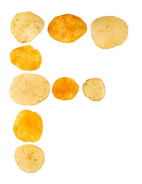 F harfi patates cipsinden yapılmış ve beyaz arka planda izole edilmiş. Yemek alfabesi konsepti. Patates cipsi fontunun bir harfini istiflemek kolay..
