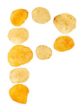 P harfi patates cipsinden yapılmış ve beyaz arka planda izole edilmiş. Yemek alfabesi konsepti. Patates cipsi fontunun bir harfini istiflemek kolay..