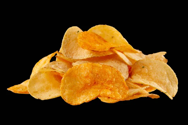 Högen Med Potatischips Isolerad Solid Svart Bakgrund Crunchy Belagt Chip — Stockfoto